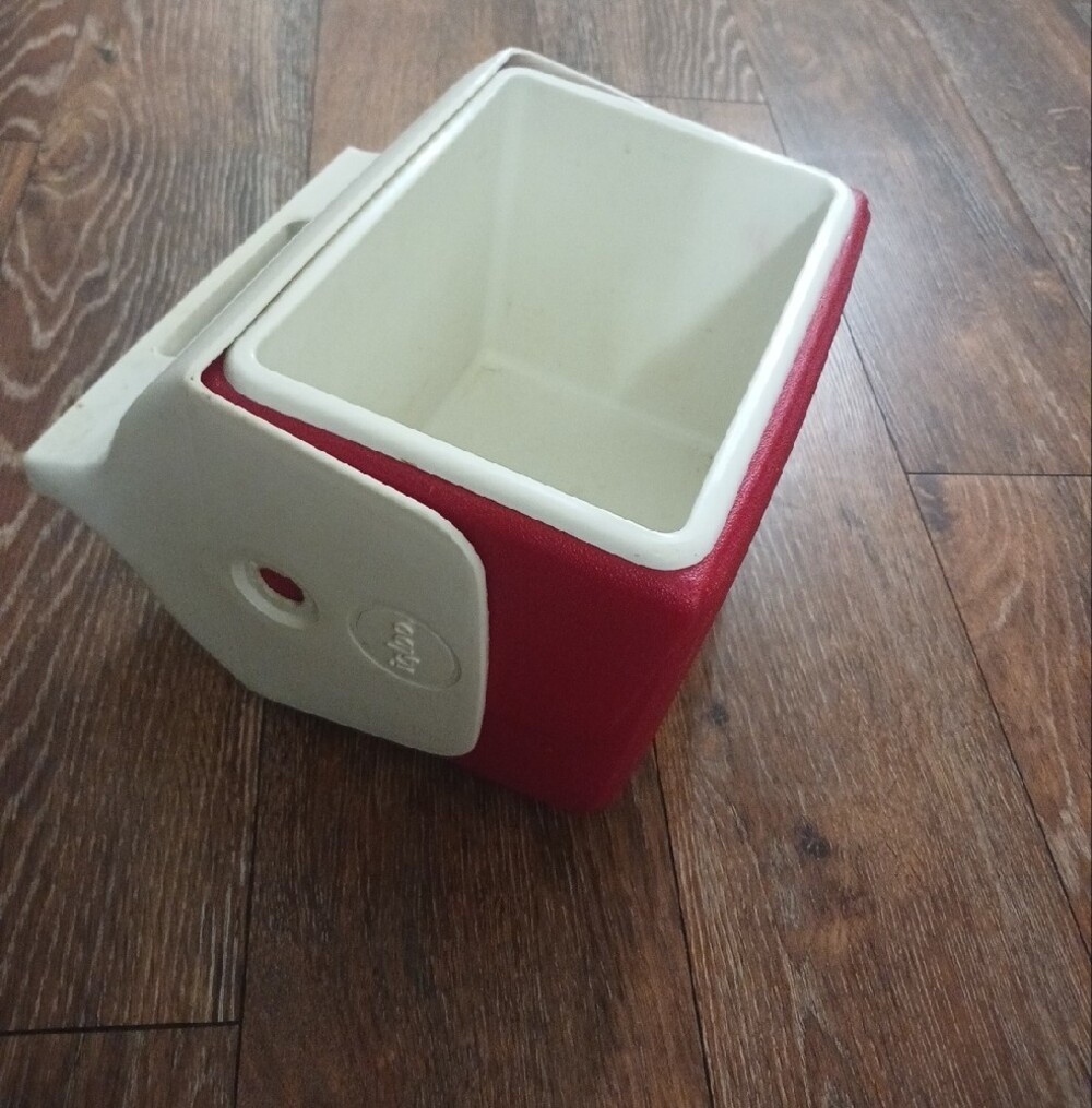 Igloo Red and White Retro Cooler - Picture 6 of 10